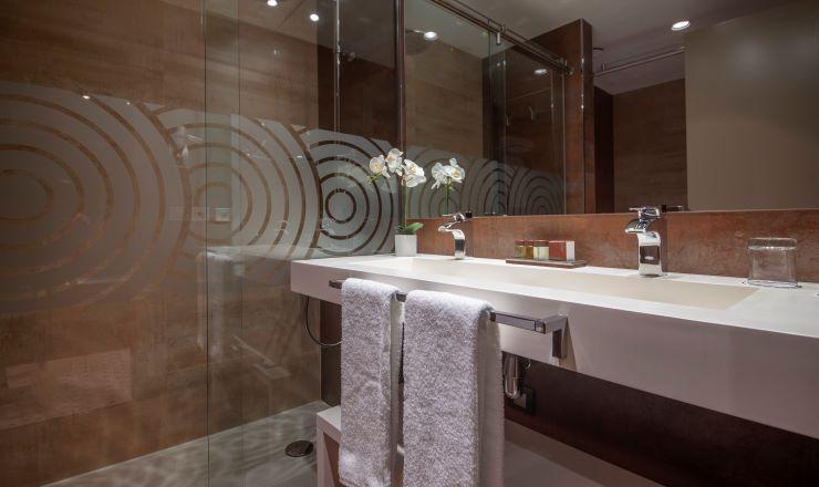 Habitación doble superior con acceso al Manantial y Aquaxana Blau Gran Hotel Las Caldas Asturias Habitación doble superior con acceso al Manantial y Aquaxana Blau Gran Hotel Las Caldas Asturias